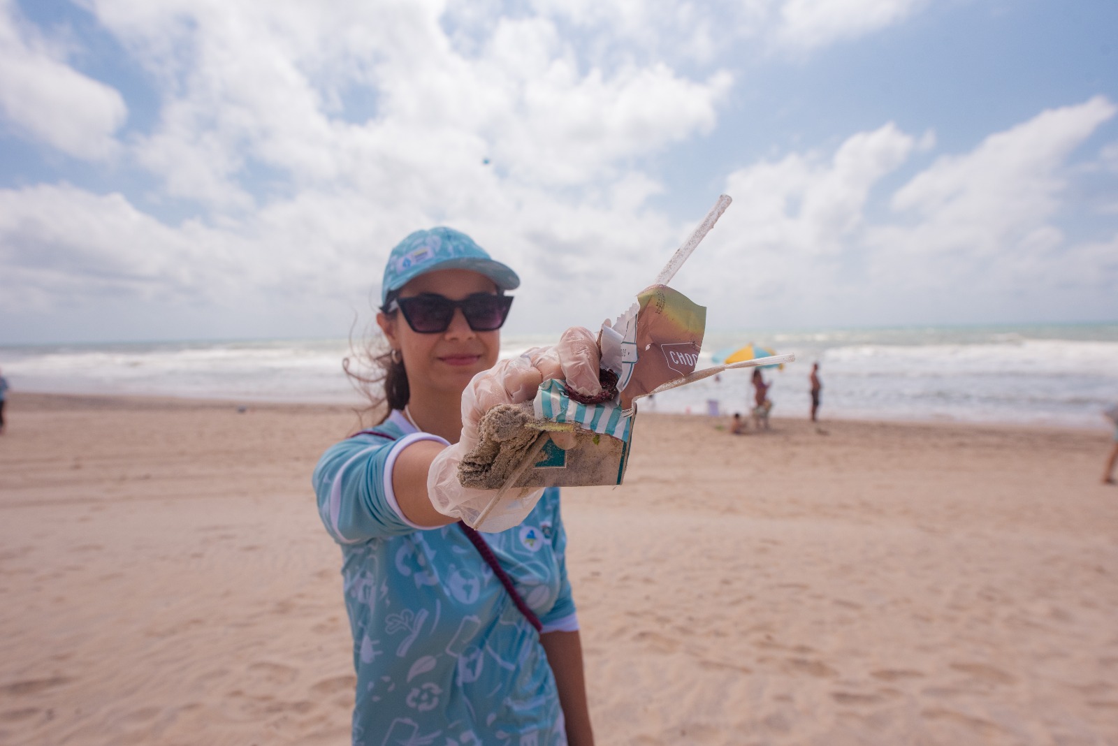 Cagece e coletivo Nossa Iracema realizam limpeza voluntária na Praia do Futuro