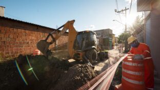 Ampliação da rede coletora de esgoto beneficiará 300 mil pessoas em 10 bairros de Fortaleza