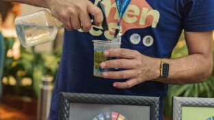 Ações sociais da Cagece sensibilizam população sobre obras de saneamento na Praia do Preá