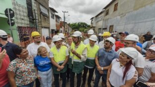 Elmano de Freitas, Evandro Leitão e Neuri Freitas visitam obras de esgotamento sanitário na capital
