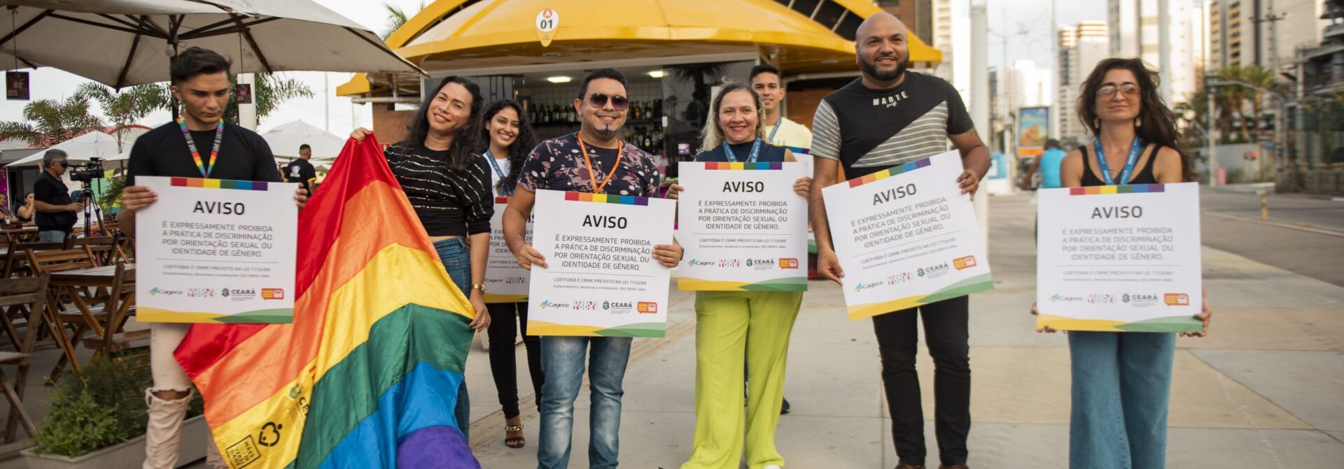 Cagece e SPS realizam blitz educativa e fixam placas contra LGBTfobia nos quiosques da Beira Mar