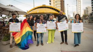 Cagece e SPS realizam blitz educativa e fixam placas contra LGBTfobia nos quiosques da Beira Mar