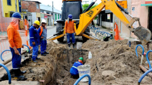 Cagece realiza substituição na rede de esgoto no Mucuripe