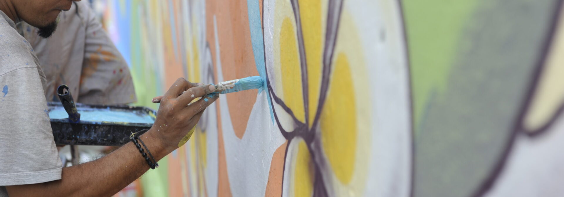 Muro de unidade da Cagece em Fortaleza ganha novo colorido com intervenção artística