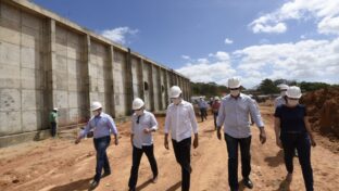 Governador Camilo Santana visita obras do reservatório Taquarão, em Caucaia
