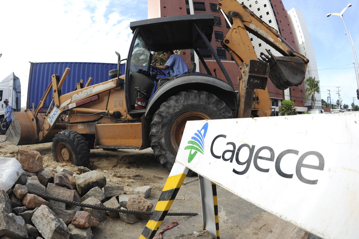 Novo trecho de tubulação de esgoto na avenida Eduardo Girão é substituído