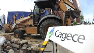 Iniciada obra de melhoria e ampliação da rede de esgoto na rua dos Cariris, na Praia de Iracema