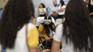 Cagece na Bienal: óculos de realidade virtual vira atração no evento