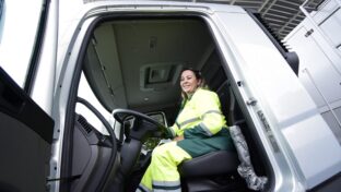 8 de março: a mulher caminhoneira descontruindo preconceitos na prestação de serviços da Cagece