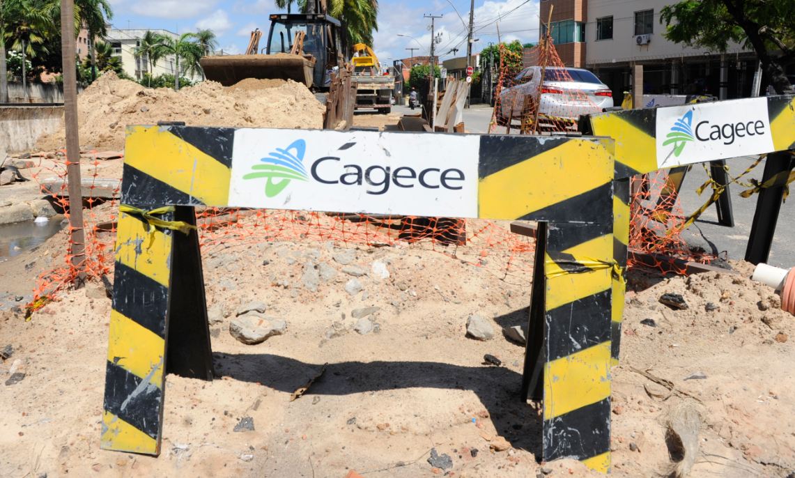 Avenida Raul Barbosa recebe obra de esgotamento sanitário da Cagece