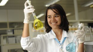 Cagece mantém serviço de coleta de água em residências para garantia qualidade durante a pandemia