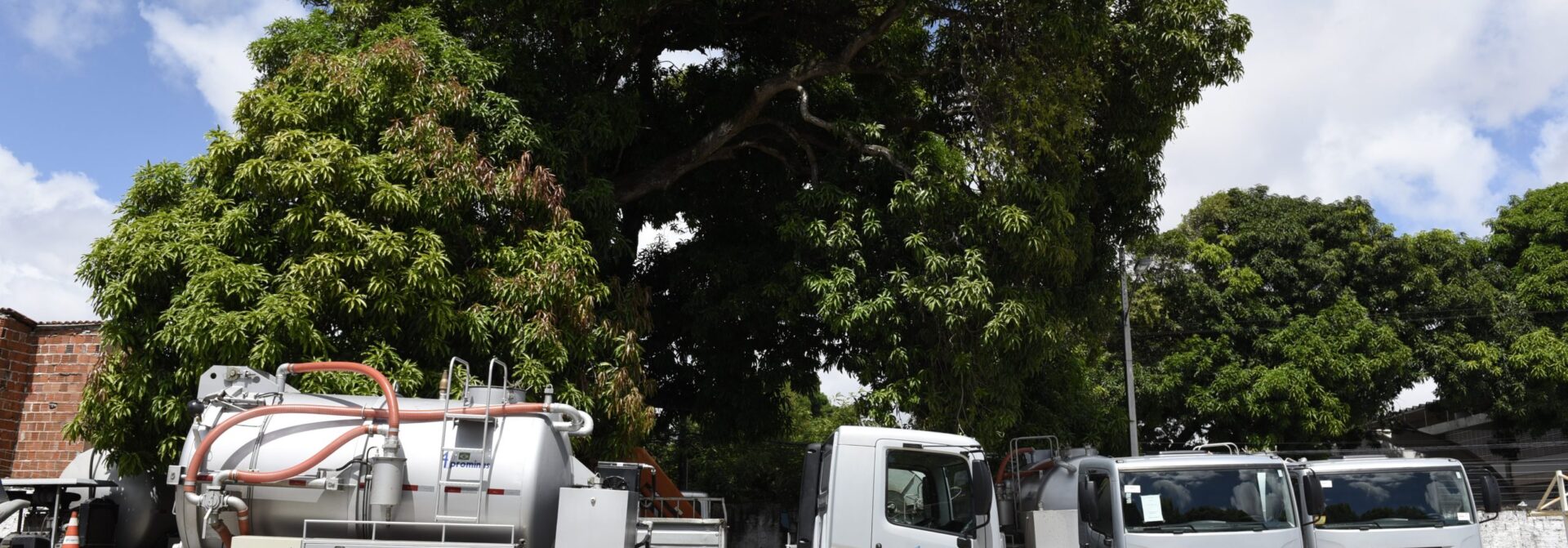 Frota de carros da Cagece passa por testes de fumaça realizados pela Fetrans