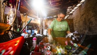 Parceria entre Cagece e associações de catadores possibilita a doação de 52 toneladas de materiais para reciclagem