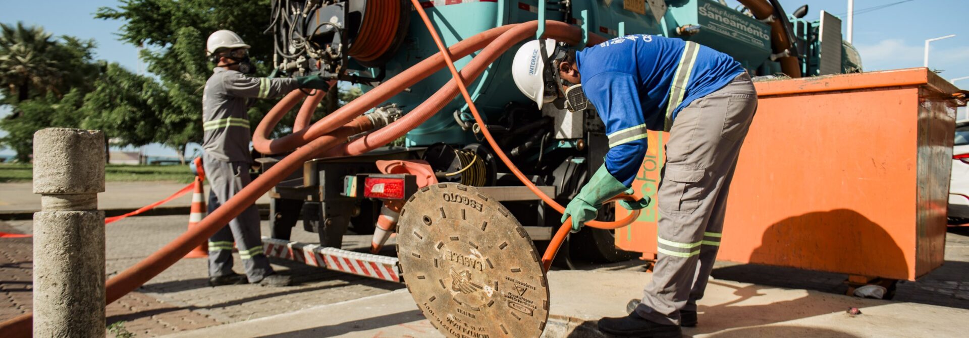 Cagece reforça serviços de limpeza de rede de esgoto em Fortaleza para evitar transtornos no período chuvoso