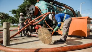 Cagece reforça serviços de limpeza de rede de esgoto em Fortaleza para evitar transtornos no período chuvoso