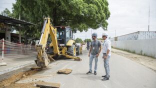 Cagece realiza obra de substituição da rede coletora de esgoto no Centro de Itapipoca