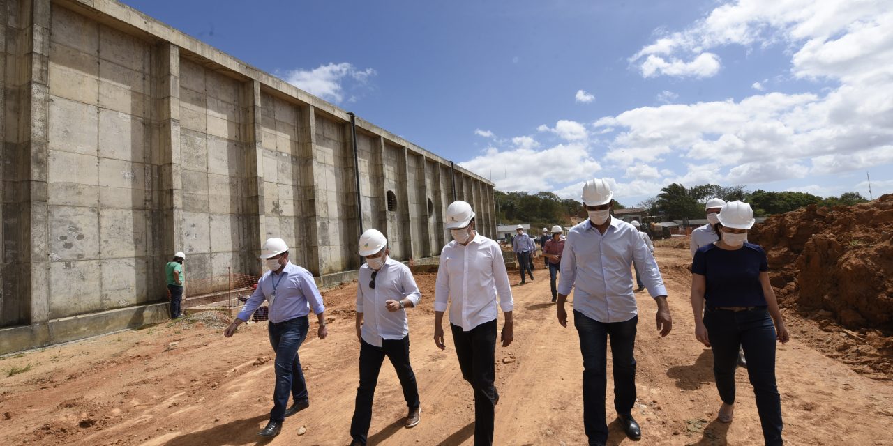 Governador Camilo Santana visita obras do reservatório Taquarão, em Caucaia