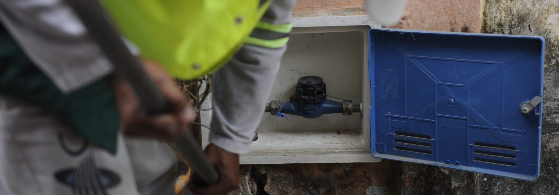 Fraudes de água prejudicam o abastecimento e a população; saiba como denunciar