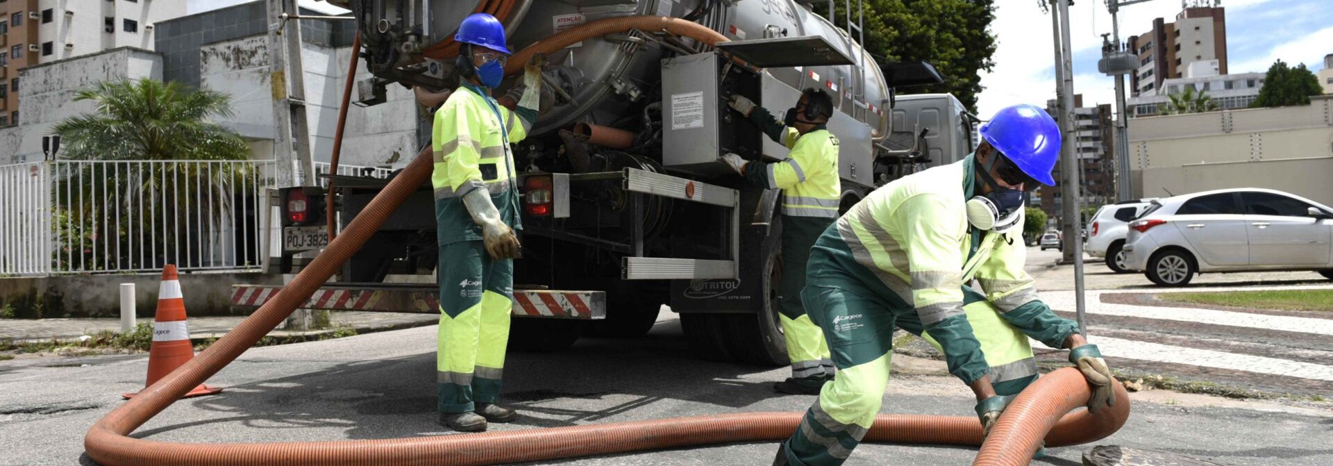 Cagece intensifica serviço de limpeza nas redes coletoras