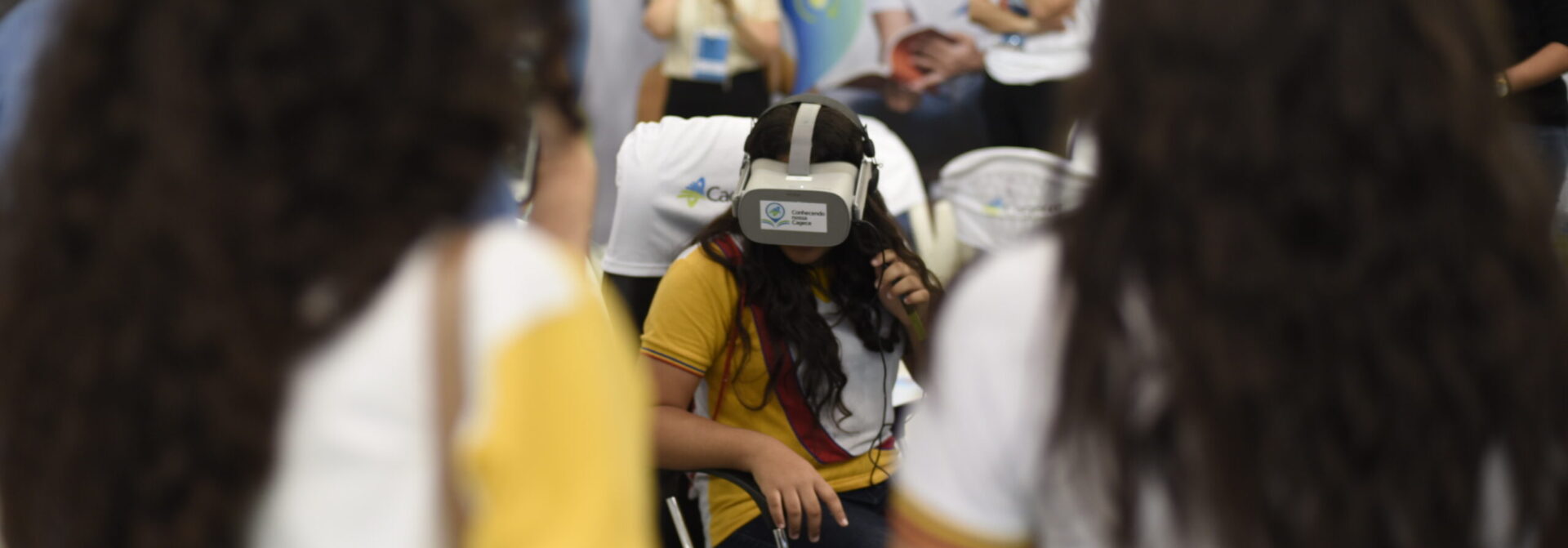 Cagece na Bienal: óculos de realidade virtual vira atração no evento