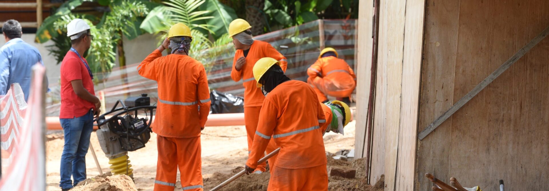 Cagece desenvolve ações para conter o avanço do mar sobre as redes de esgoto em Jericoacoara
