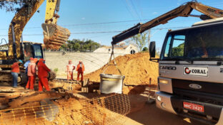 Cagece realiza obra de esgotamento sanitário em Juazeiro do Norte